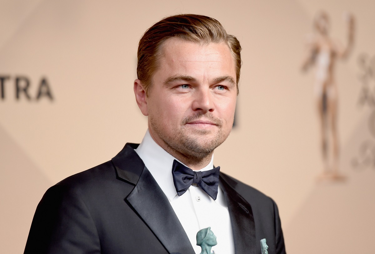 Leonardo DiCaprio îmbrăcat la costum în timp ce ia parte la Annual Screen Actors Guild Awards din anul 2016