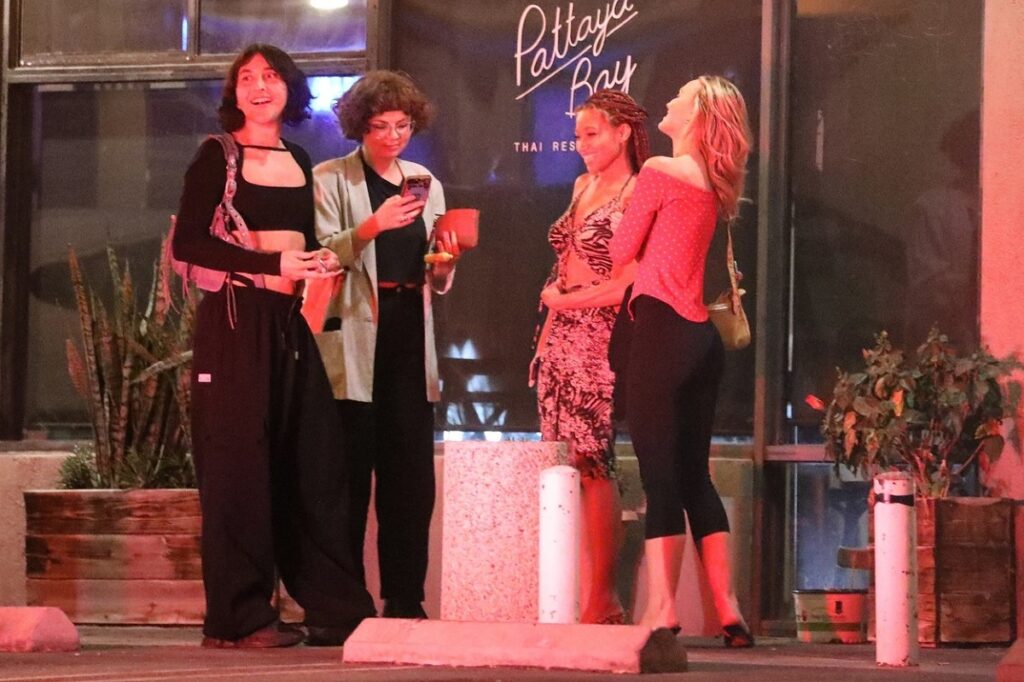 Lily-Rose Depp a luat cina cu un grup de prieteni la un restaurant de lux din Los Angeles