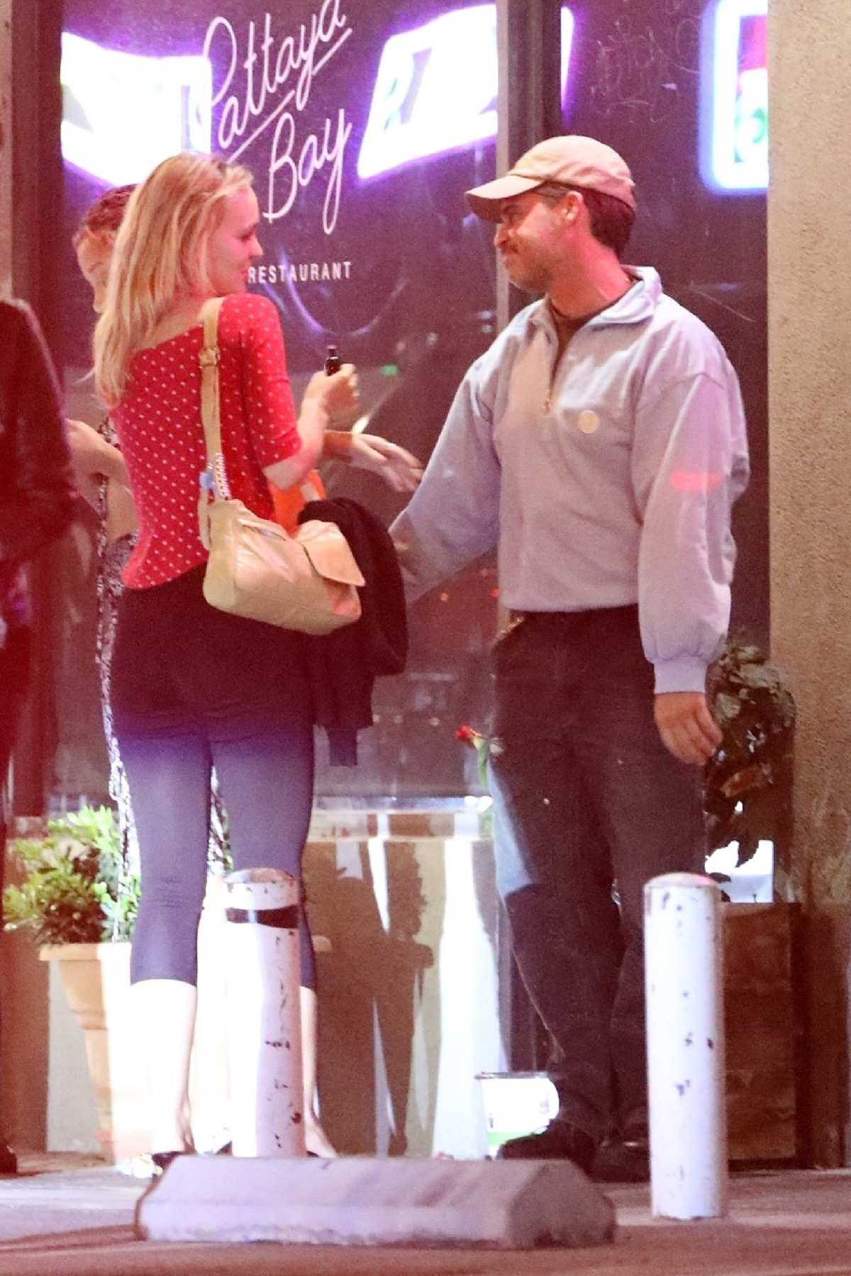 Lily-Rose Depp în timp ce discută cu un prieten în fața unui restaurant din Los Angeles