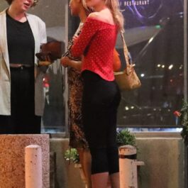 Lily-Rose Depp într-o bluză roșie cu buline și o pereche de pantaloni negri la un rstaurant din Los Angeles