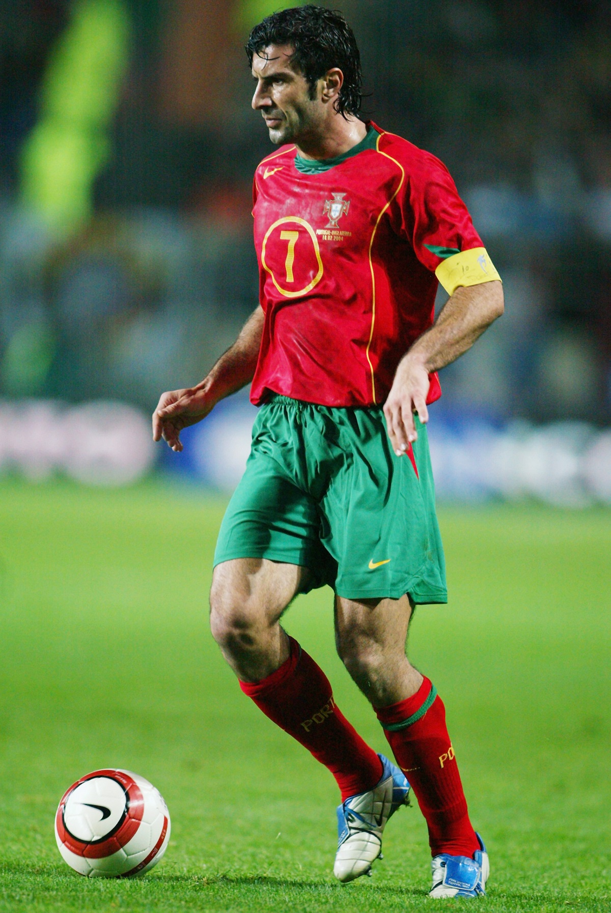 Luis Figo pe teren în timp ce joacă împotriva Angliei