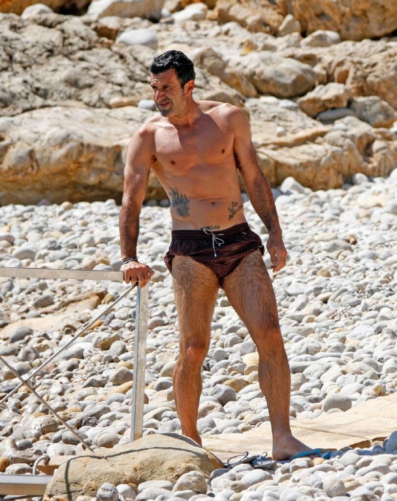 Luis Figo în timp ce pozează la bustul gol pe o plajă din Ibiza