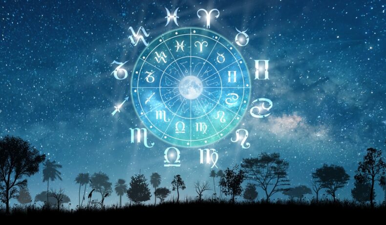 Hartă astrologică și luna în mijloc deasupra unei păduri