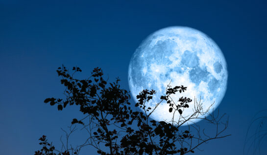 Luna Plină albastră pe cerul întunecat