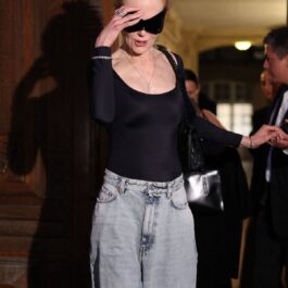 Nicole Kidman în timp ce se ferește de luminile camerelor de fotografiat pe străzile din Paris