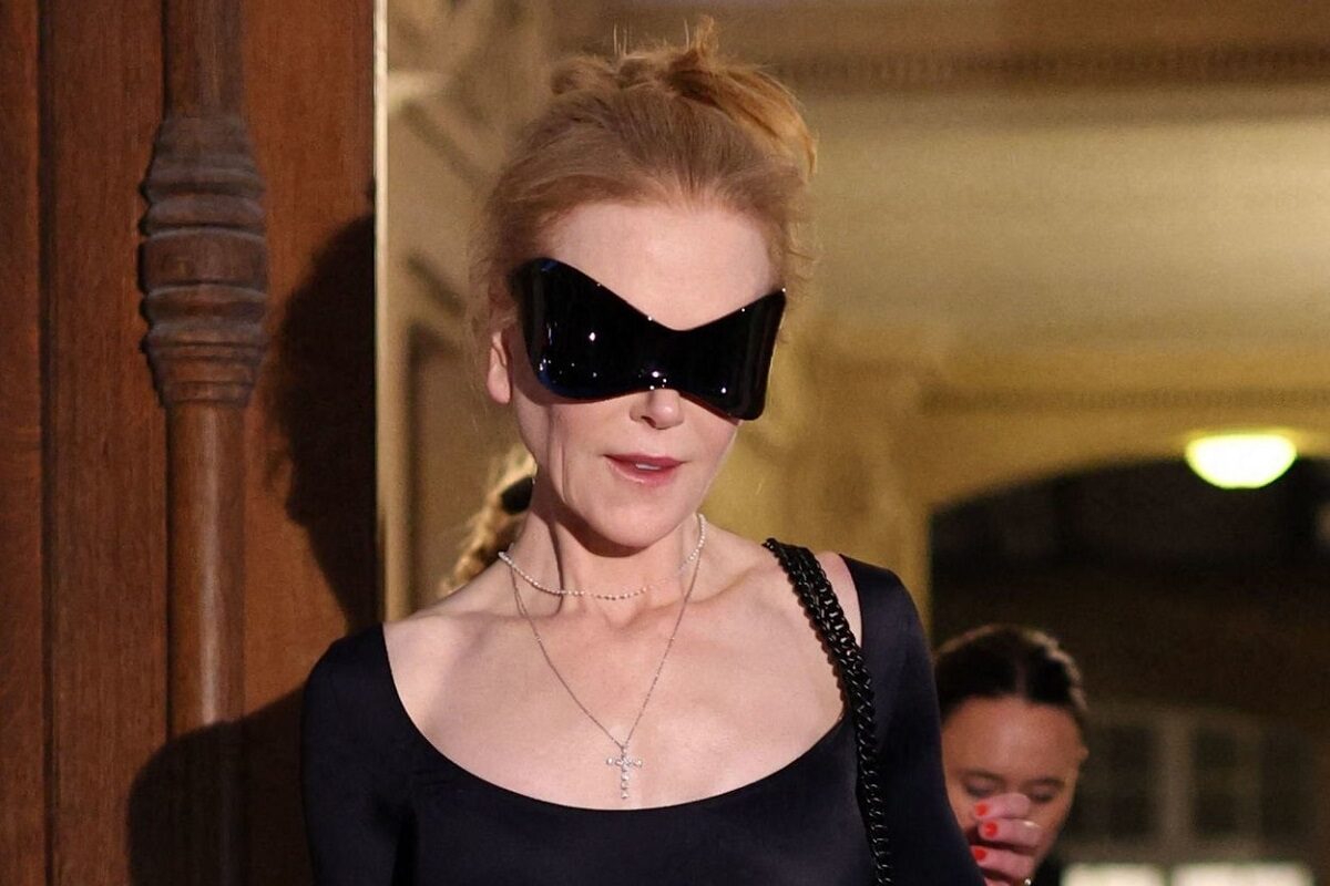 Nicole Kidman îmbrăcată într-un body negru și cu o pereche de ochelari de soare a fost fotografiată pe străzile din Paris