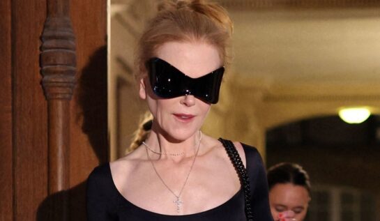 Nicole Kidman îmbrăcată într-un body negru și cu o pereche de ochelari de soare a fost fotografiată pe străzile din Paris