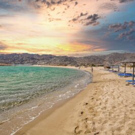 Panoramă cu plaja Manganari una din cele mai fruoase plaje din Grecia