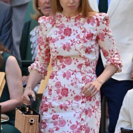 Prințesa Beatrice într-o rochie albă cu imprimeu floral roșu la Wimbledon 2022