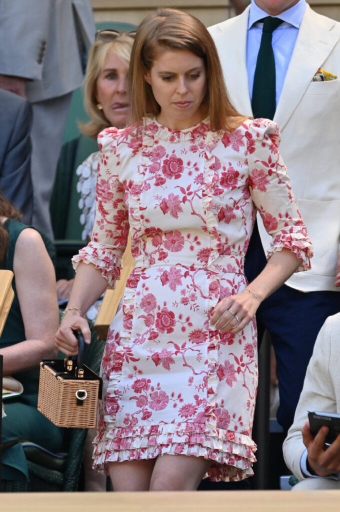 Prințesa Beatrice într-o rochie albă cu imprimeu floral roșu la Wimbledon 2022