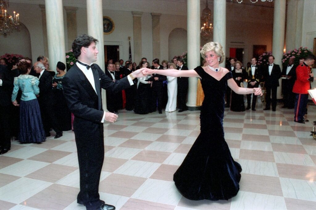 Prințesa Diana în timp ce dansează cu John Travolta în anul 1985 la Casa Albă, artistul fiind una din primele vedete care au întâlnit-o pe Prințesa Diana