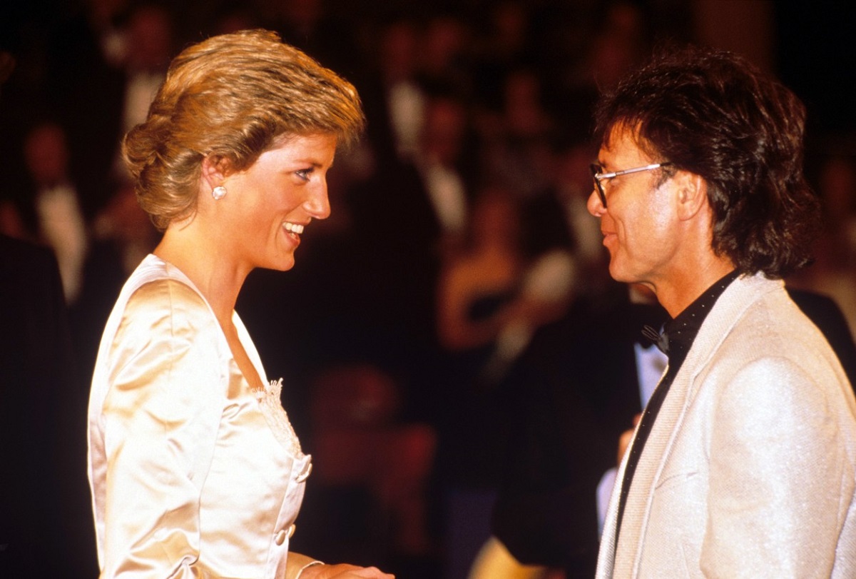 Prințesa Diana în timp ce dă mâna cu Cliff Richard la o întâlnire oficială din Londra