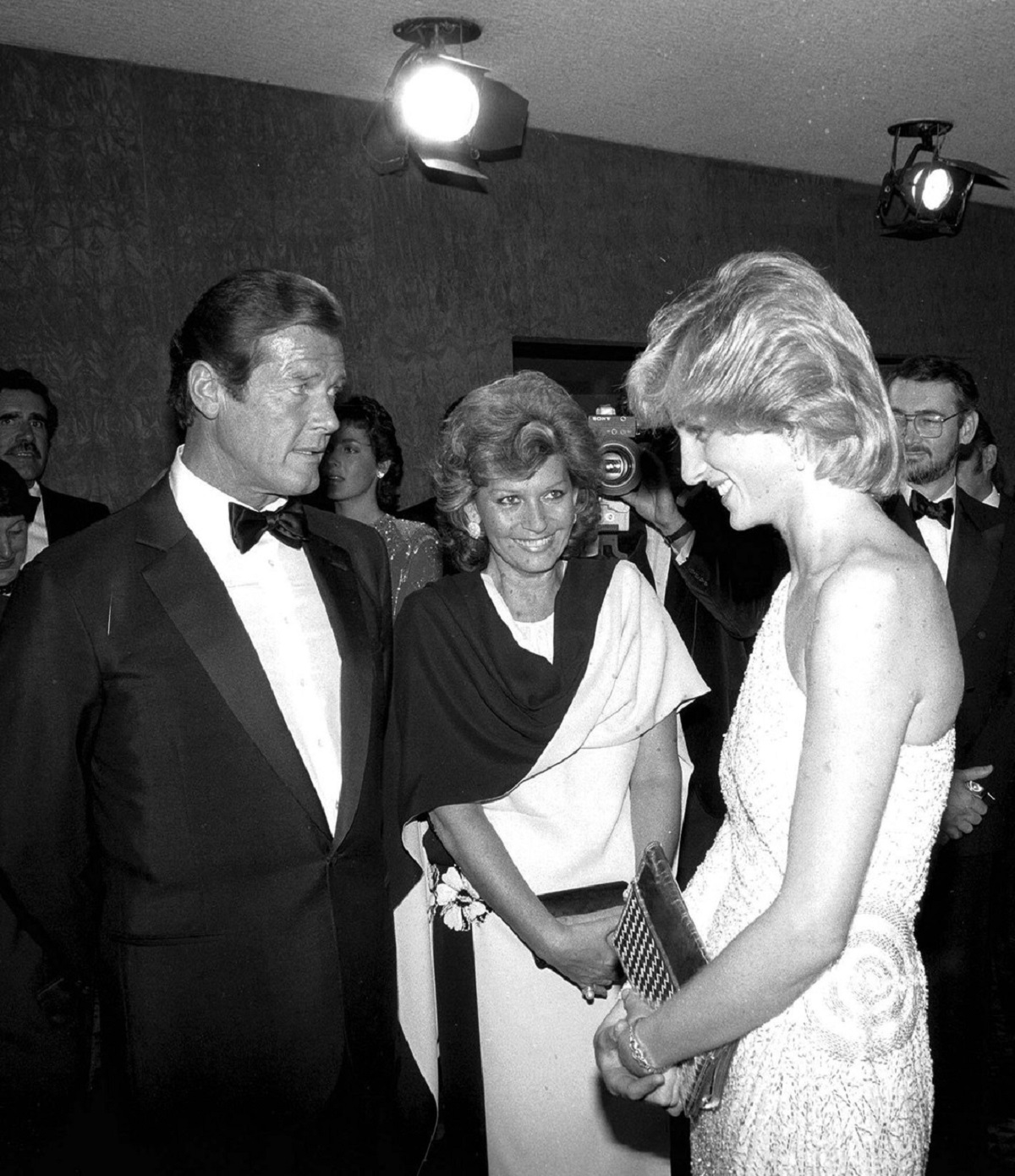 Prințesa Diana și Roger Moore s-au întâlnit la premiera filmului Octopussy