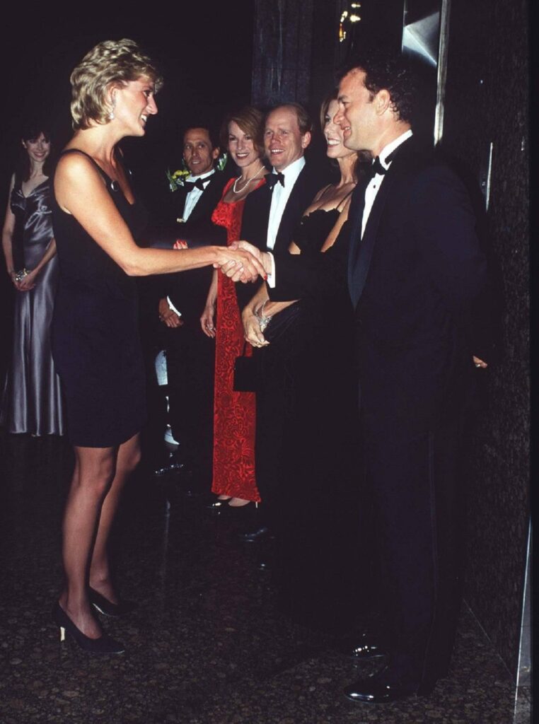 Prințesa Diana în timp ce dă mâna cu actorul Tom Hanks la o întâlnire oficială