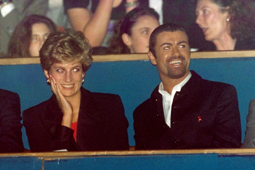 Prințesa Diana alături de George Michael în timp ce privesc împreună un concert
