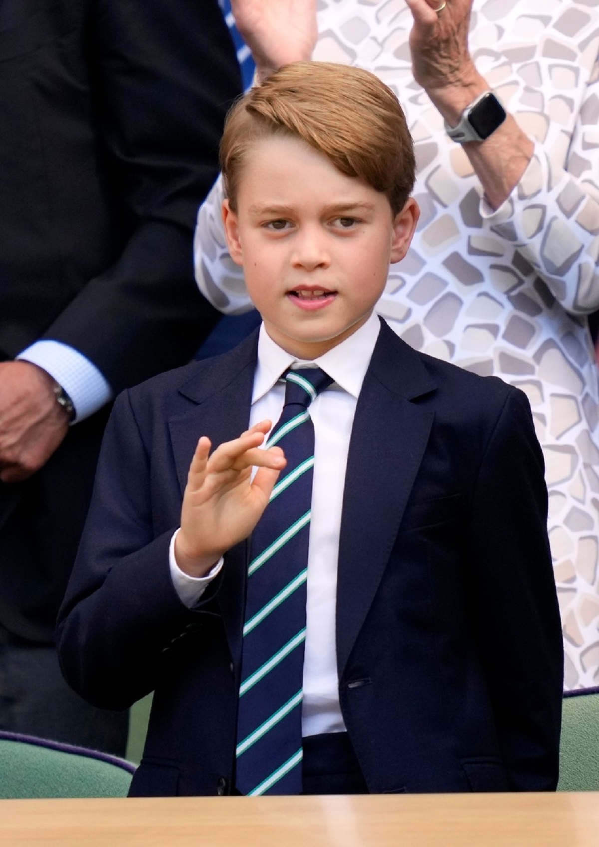 Prințul George a participat la Wimbledon și a purtat un costum negru cu cravată