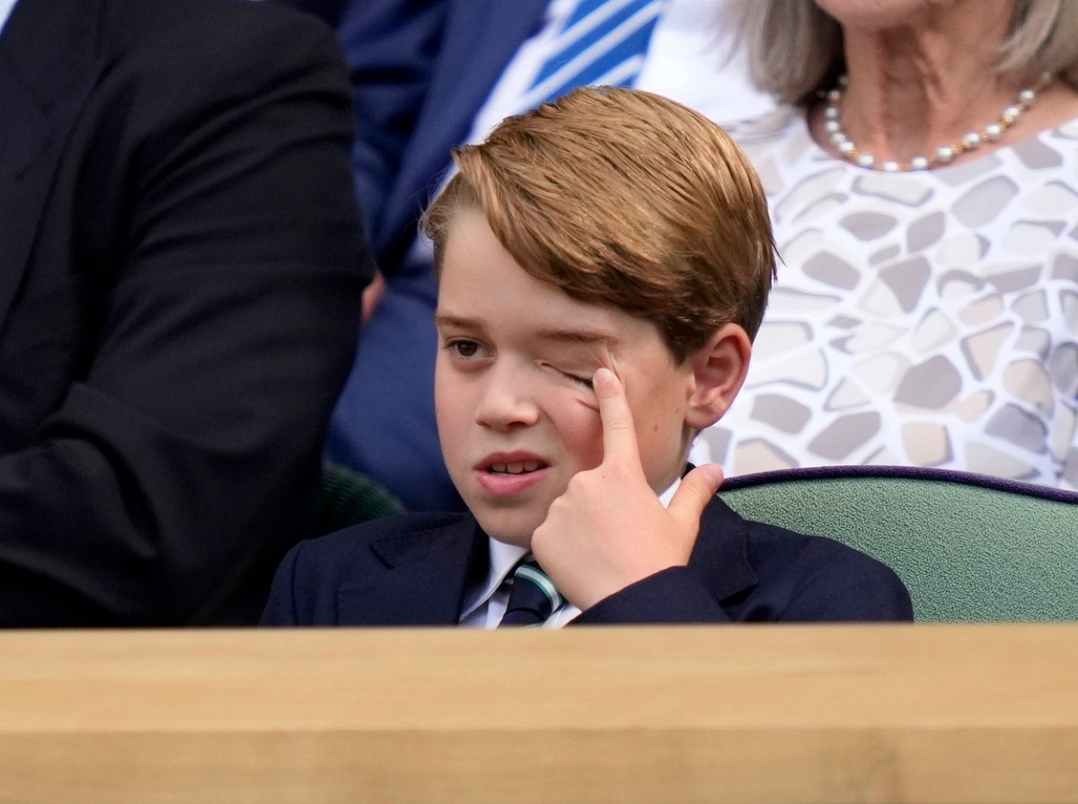 Prințul George a fost surprins la Wimbledon în timp ce se freca la un ochi