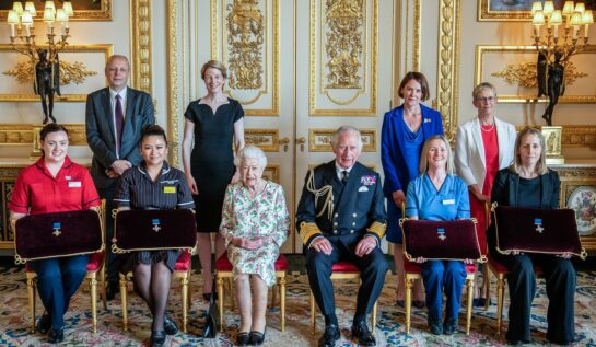 Regina Elisabeta a ținut prima ceremonie în onoarea lucrătorilor din sectorul medical după 2 ani de pandemie COVID-19