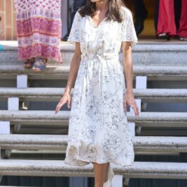 Regina Letizia a găzduit o recepție la Palatul Zarzuela și a purtat o rochie albă cu imprimeu floral