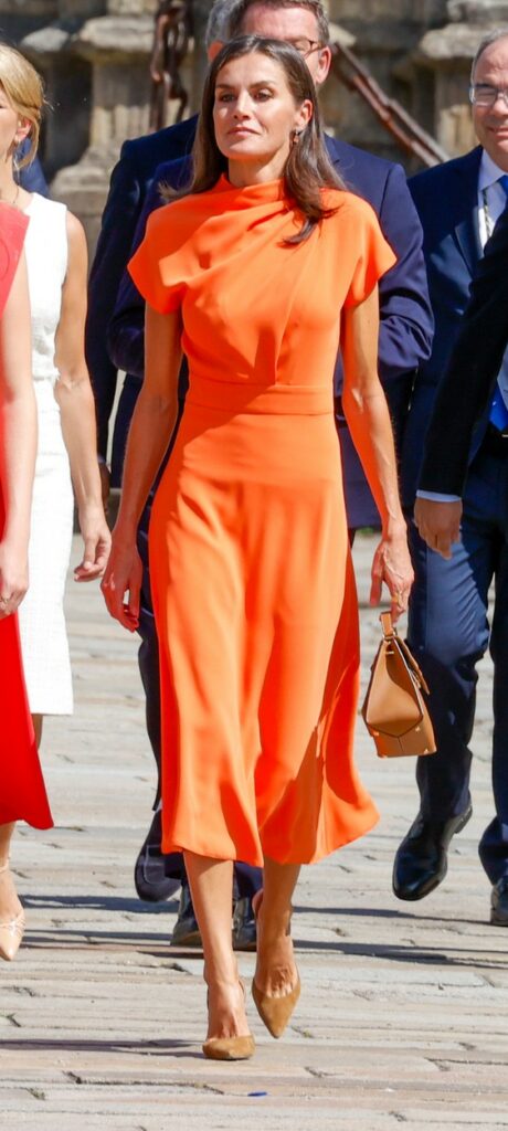 Regina Letizia, într-o rochie midi, portocalie