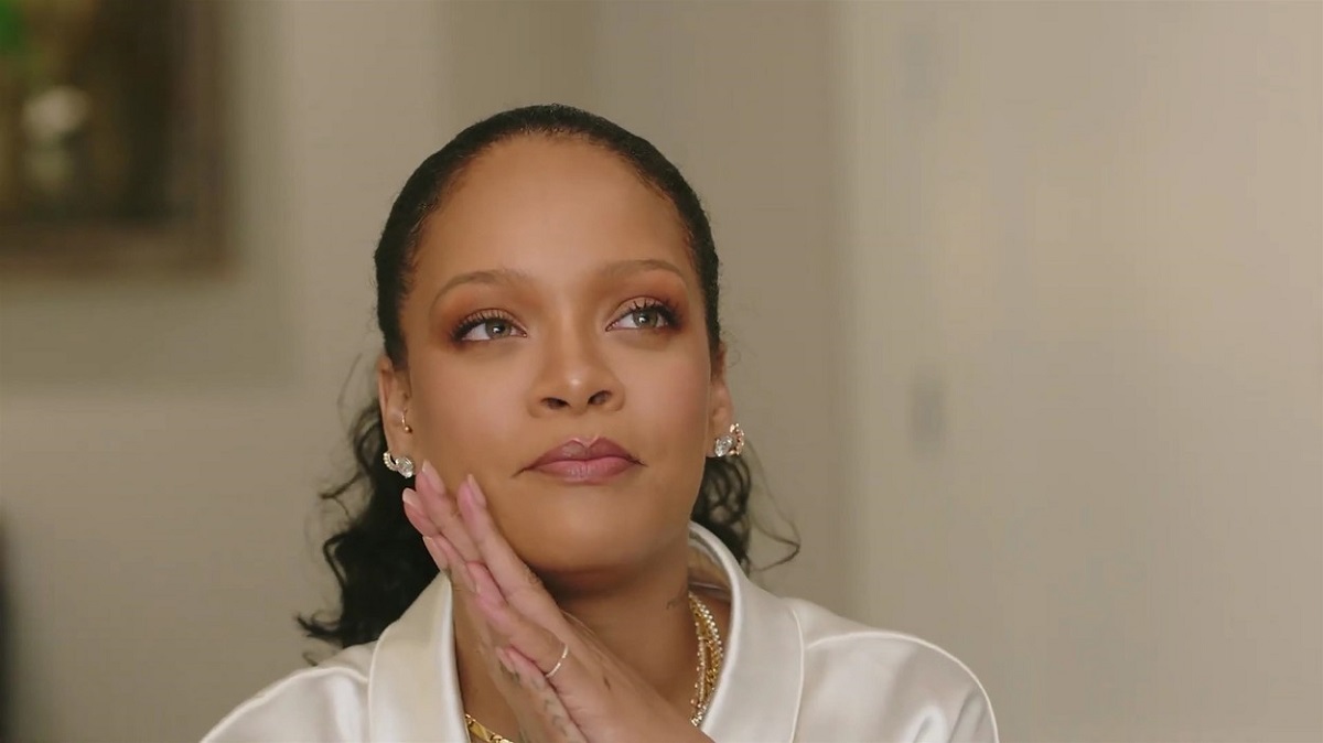 Rihanna în timp ce se machiază într-un videoclip postat pe rețelele sociale