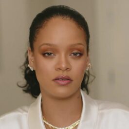 Rihanna într-o cămașă albă în timp ce apare într-un clip video după ce a devenit mamă