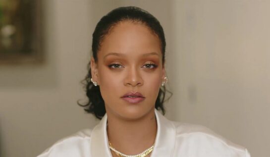 Rihanna într-o cămașă albă în timp ce apare într-un clip video după ce a devenit mamă