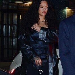 Rihanna într-o ținută elegantă în timp ce merge la întâlnire cu iubitul său în New York