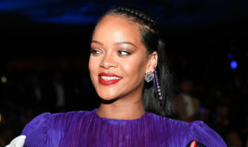 Rihanna, la un eveniment monden, într-o rochie mov
