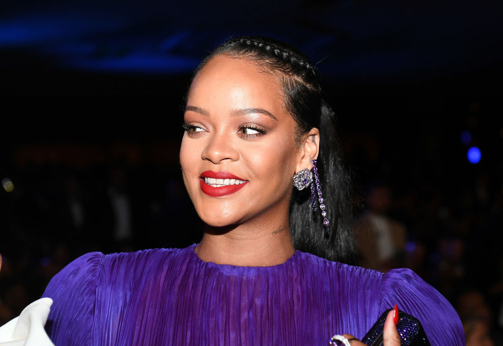 Rihanna, la un eveniment monden, într-o rochie mov