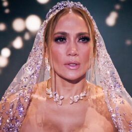 Jennifer Lopez îmbrăcată în rochie de mireasă în filmul Marry Me