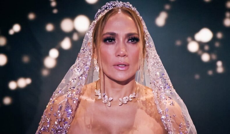 Jennifer Lopez îmbrăcată în rochie de mireasă în filmul Marry Me