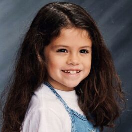 Selena Gomez într-un tricou alb într-o imagine din copilărie