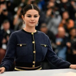 Selena Gomez într-un costum albastru în timp ce ia parte la Festivalul de Film de la Cannes 2019