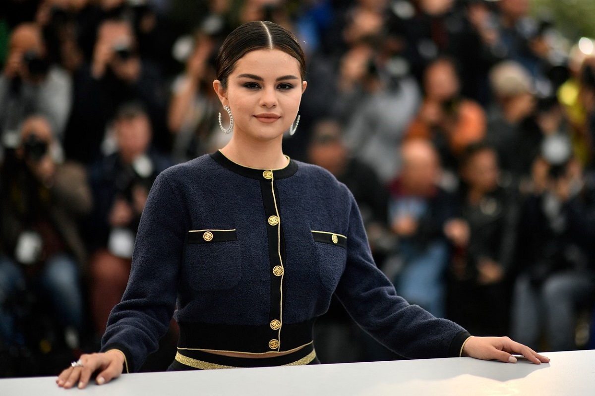 Selena Gomez într-un costum albastru în timp ce ia parte la Festivalul de Film de la Cannes 2019