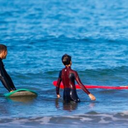 Shakira și fiul său fac surfing în vacanță alături de un prieten al vedetei