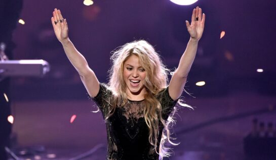 Shakira într-un costum de baie negru la iHeart Radio 2014