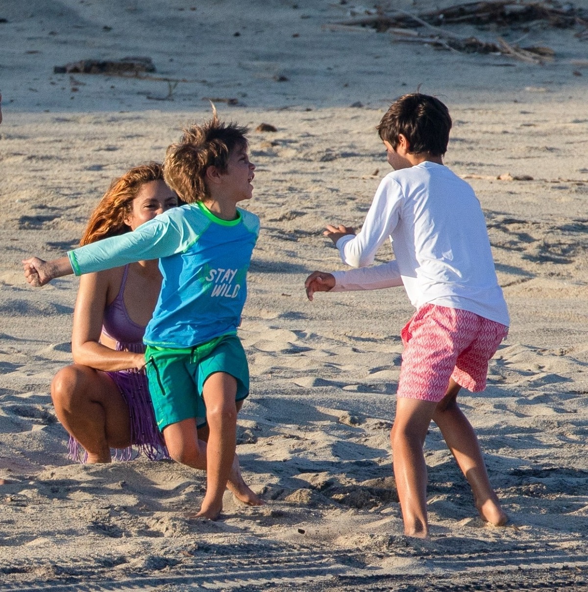 Sasha și Milan, copiii Shakirei, în timp ce se joacă pe o plajă din Mexic