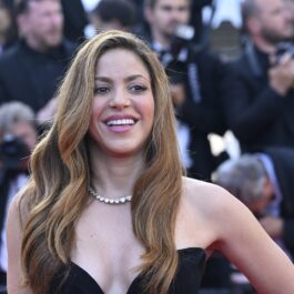 Shakira într-o rochie neagră în timp ce pozeazăpe covorul roșu la festivalul de film de la Cannes din anul 2022