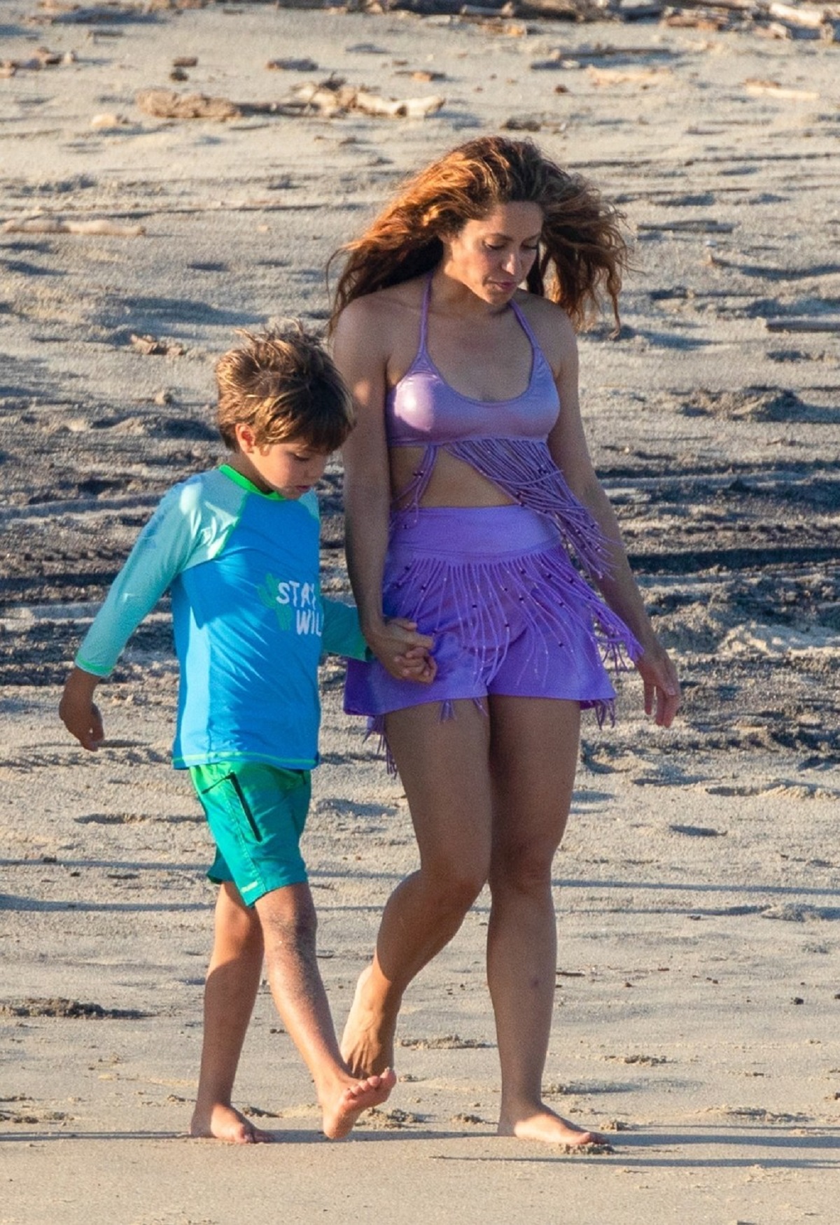 Shakira într-un costum de baie violet alături de fiul său, Sasha