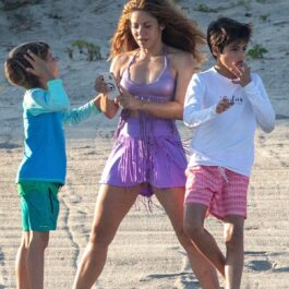 Shakira și-a dus copiii în vacanță pe o plajă din Mexic
