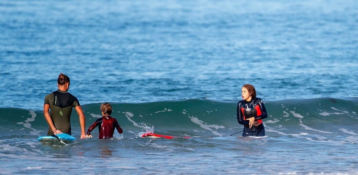 Shakira alături de un prieten și de fiul său în timp ce fac surfing în vacanță