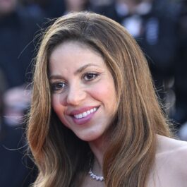 Shakira cu părul pe spate în timp ce pozează la festivalul de Film de la Cannes 2022