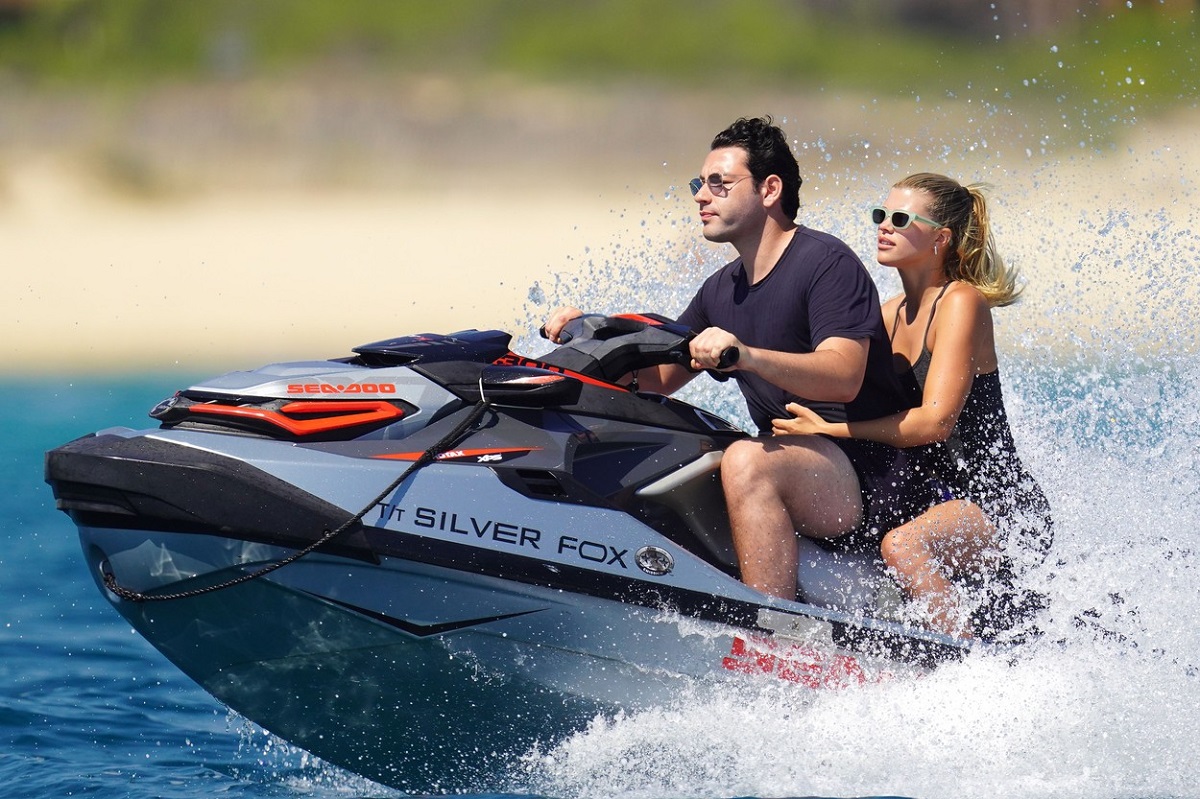 Sofia Richie și logodnicul său Elliot Grainge în timp ce se plimbă cu un jet ski