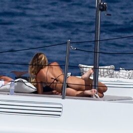 Sofia Richie într-un costum de baie negru în timp ce face plajă pe un iaht din Ibiza
