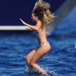 Sofia Richie în timp ce se aruncă în apă în vacanța din St Tropez