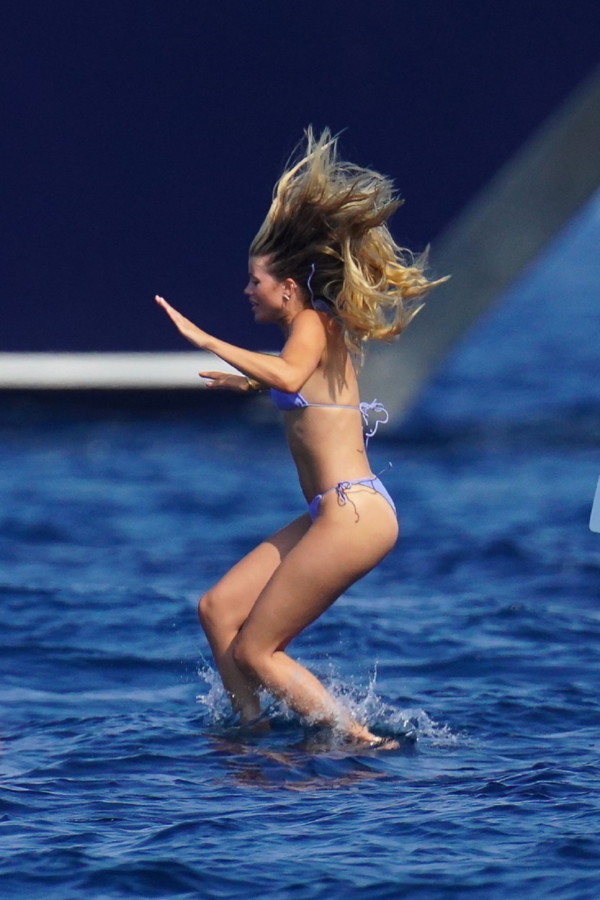 Sofia Richie în timp ce se aruncă în apă în vacanța din St Tropez