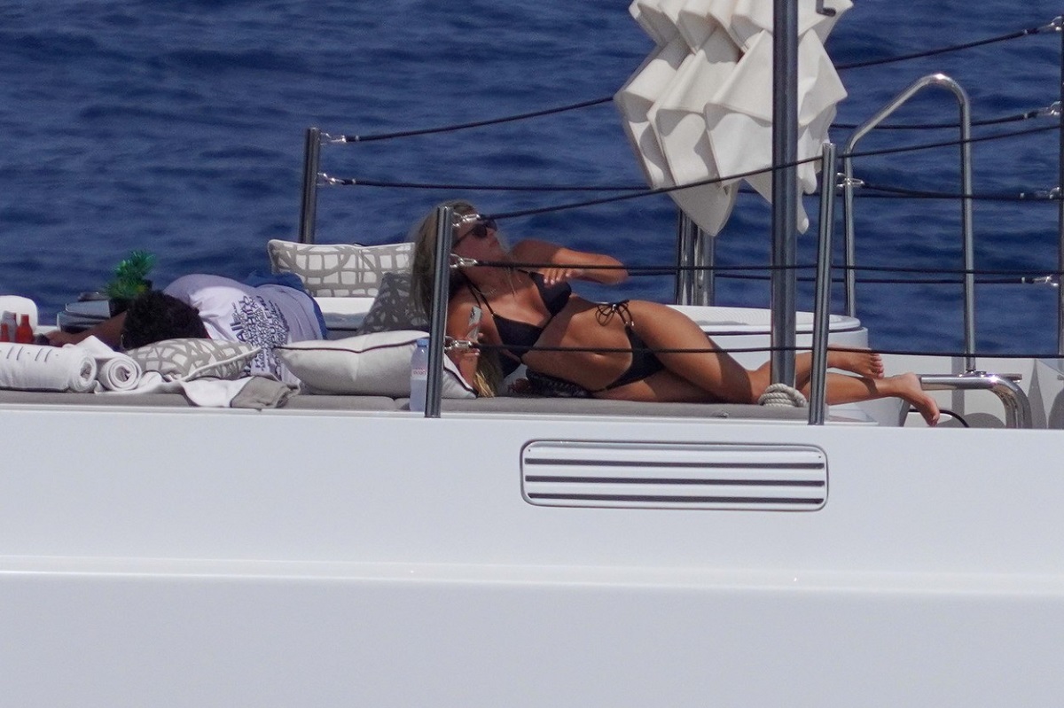 Sofia Richie în timp ce se distrează pe un iaht cu logodnicul său într-o vacanță de vis în Ibiza