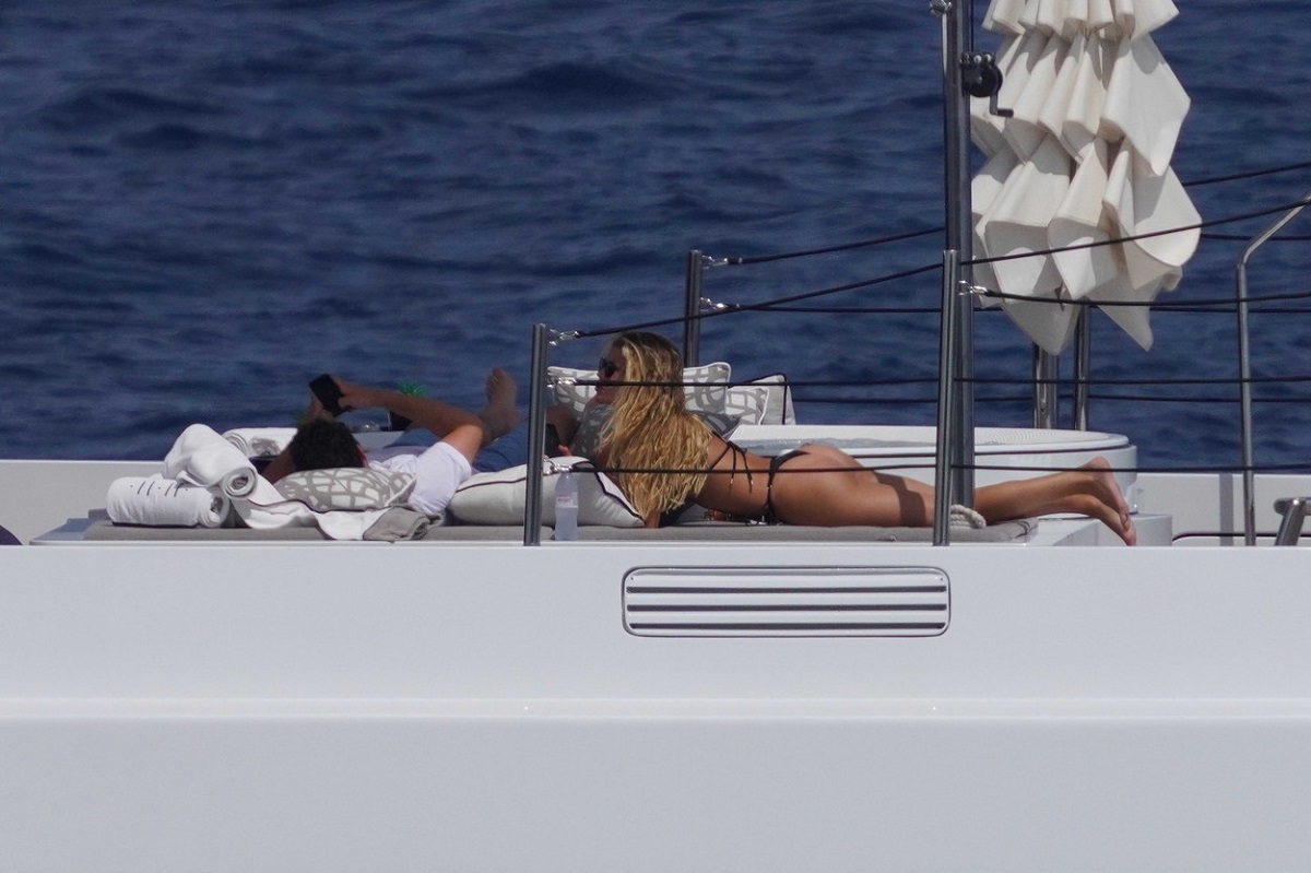 Sofia Richie în timp ce face plajă pe un iaht de lux în vacanța din Ibiza