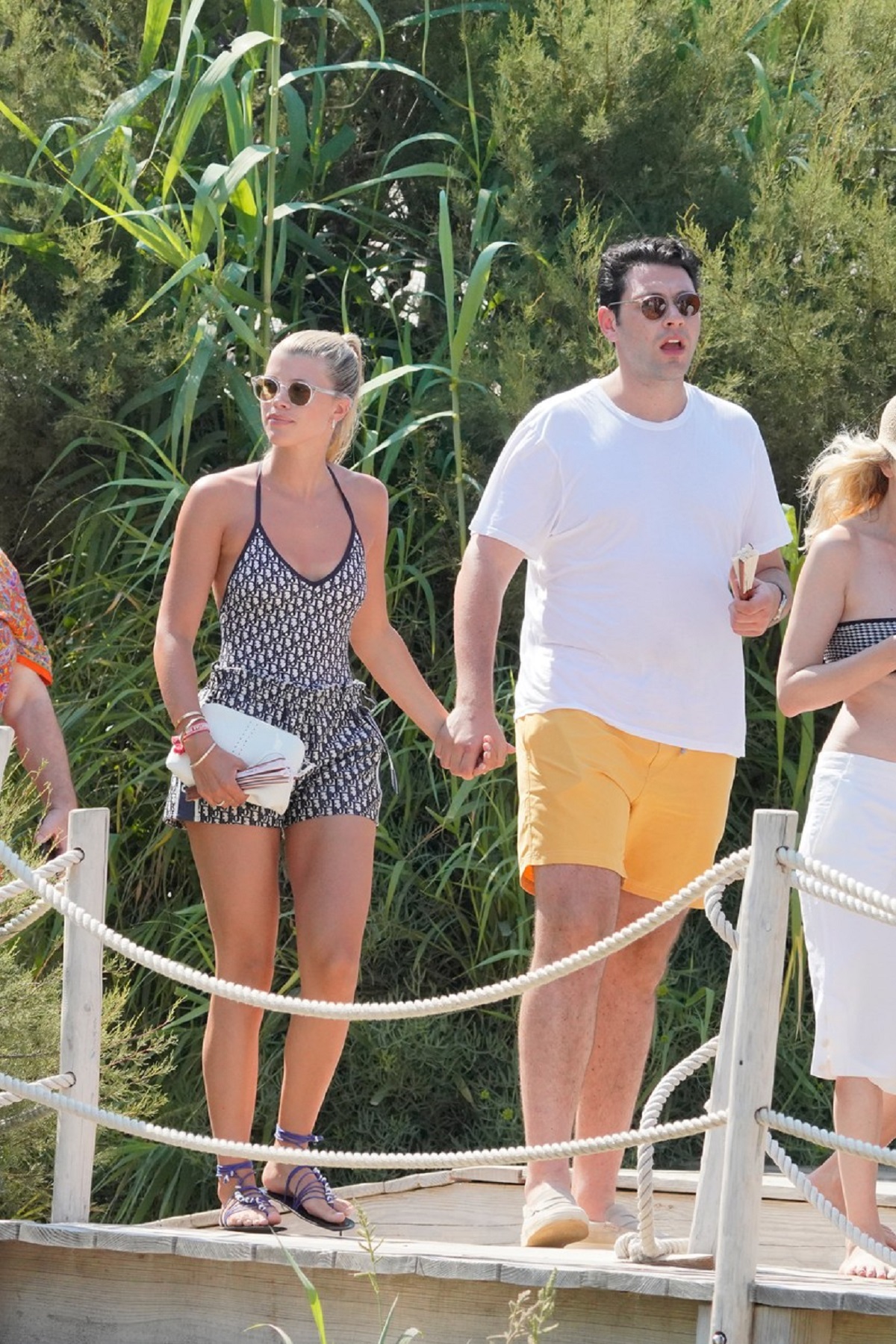 Sofia Richie și Elliot Grainge în timp ce se țin de mână într-o vacanță din St Tropez